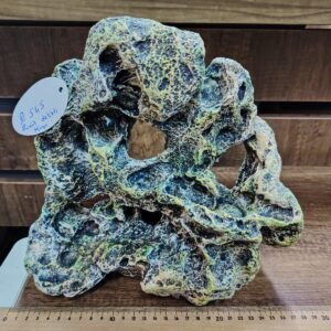 Büyük delikli kaya